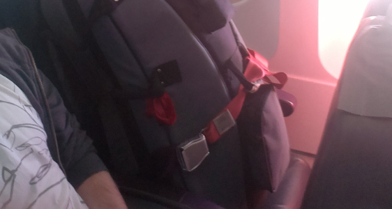 крепление гитары на пассажирском кресле самолета
